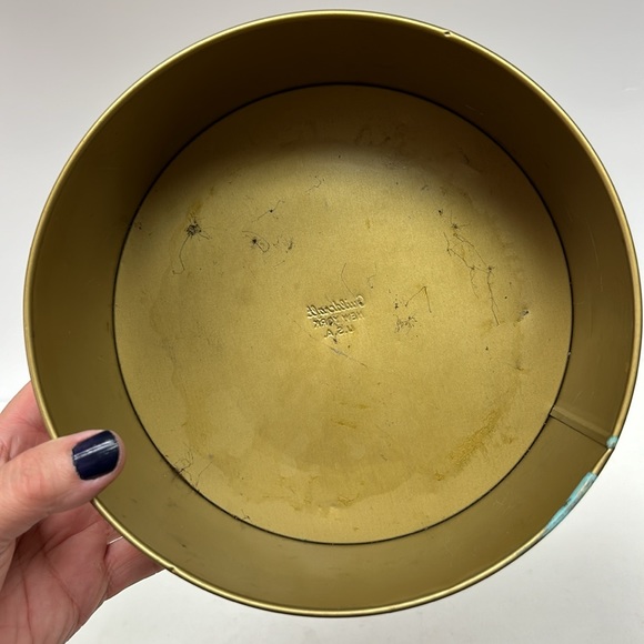 Vintage lidded tin marked  “Guildcraft” NewYork USA - Picture 6 of 11